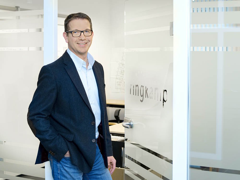 Porträt im Ingenieurbüro Ringkamp Bohmte Mitarbeiter im Ingenieurbüro Ringkamp in modernen Büroräumen als Symbol für persönliche Beratung und TGA-Planung