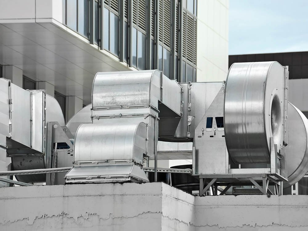 Lüftungsanlage für Gewerbe- und Industriebauten Große Lüftungsanlage mit Luftkanälen auf einem Gebäude als Beispiel für Lüftungsplanung und Klimatechnik im Gewerbebau