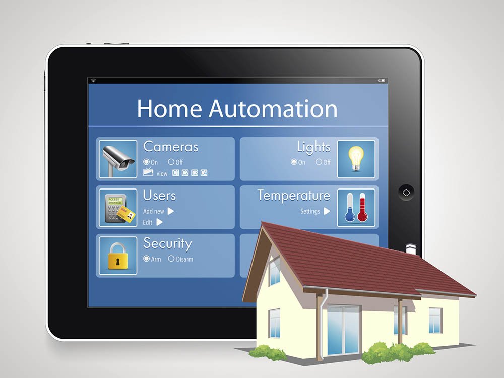 Gebäudeautomation für moderne Gebäudetechnik Tablet mit Home-Automation-Steuerung und Hausmodell als Symbol für Gebäudeautomation, Sicherheitstechnik und intelligente Gebäudetechnik
